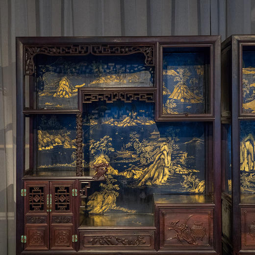 二十世纪 紫檀镶漆地描金浮雕人物故事博古柜（一对） 商品图1