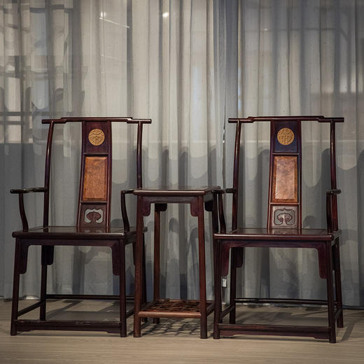 二十世纪 紫檀镶瘿木嵌黄杨木寿字纹四出头官帽椅成套（两椅一几） 商品图4