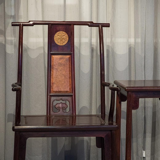 二十世纪 紫檀镶瘿木嵌黄杨木寿字纹四出头官帽椅成套（两椅一几） 商品图3