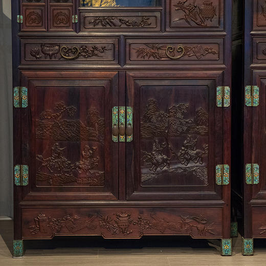 二十世纪 紫檀镶漆地描金浮雕人物故事博古柜（一对） 商品图2