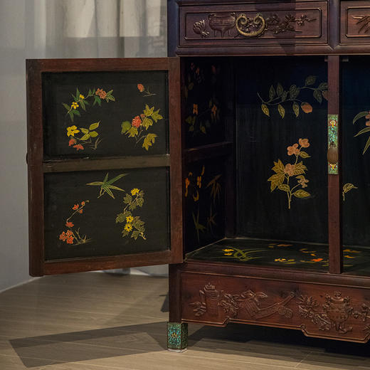 二十世纪 紫檀镶漆地描金浮雕人物故事博古柜（一对） 商品图3