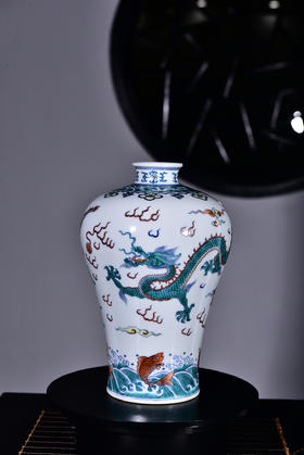 涂杏花：斗彩双龙戏珠梅瓶