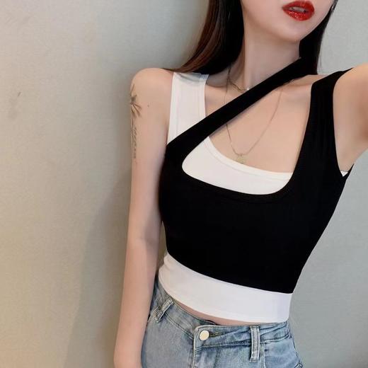 黛唯梵【时尚撞色斜肩】假两件背心带胸垫内衣，螺纹人棉高弹背心打底外穿美背 商品图1