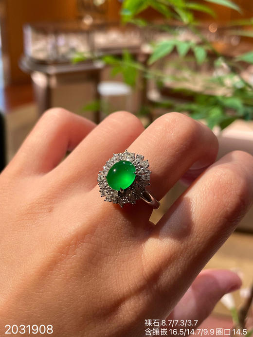 2031908，玻璃艳绿蛋面戒指，49999 商品图6