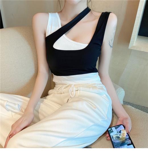黛唯梵【时尚撞色斜肩】假两件背心带胸垫内衣，螺纹人棉高弹背心打底外穿美背 商品图3