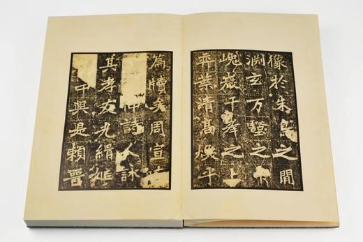 《明拓张猛龙碑》（淡墨精拓本），启功重要旧藏，16开册页装，文物出版社2022年版，定价398，售价318元

1962年收藏的淡墨精拓本张猛龙碑是启功先生重要的藏品之一。众所周知，先生收藏碑帖目的 商品图7