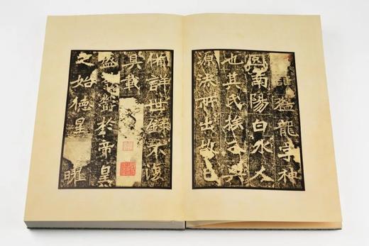 《明拓张猛龙碑》（淡墨精拓本），启功重要旧藏，16开册页装，文物出版社2022年版，定价398，售价318元

1962年收藏的淡墨精拓本张猛龙碑是启功先生重要的藏品之一。众所周知，先生收藏碑帖目的 商品图6