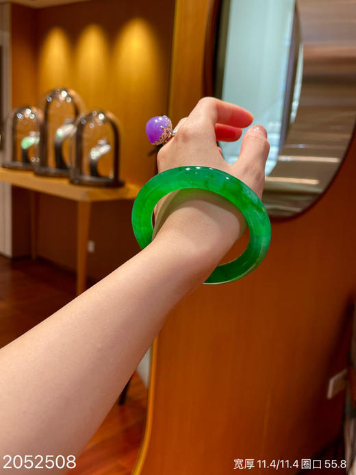 2052508，冰种帝王绿圆手镯，圈口55.8。具体价格微信咨询 商品图7