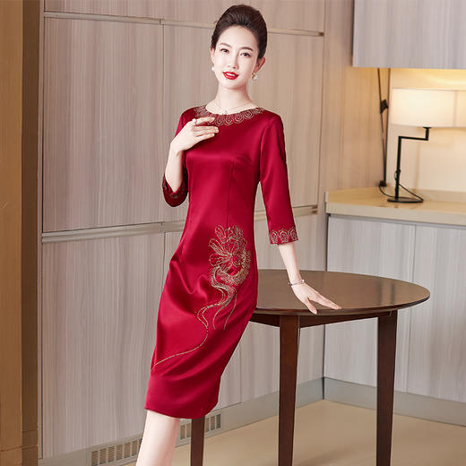 LC-2259圆领绣花端庄大气喜婆婆婚宴改良旗袍礼服连衣裙 商品图3