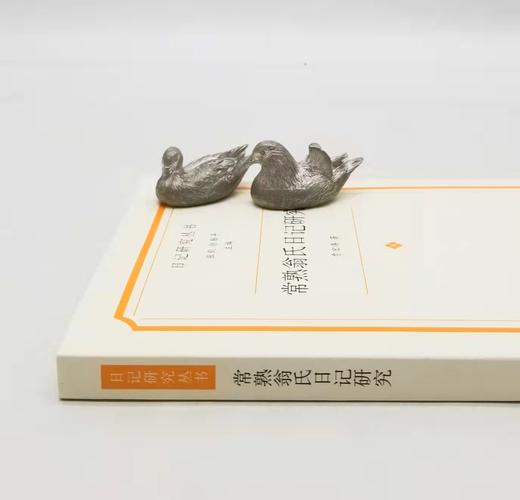 日记研究丛书：《常熟翁氏日记研究》，平装，贾宏涛著，凤凰出版社2022年5月一版一印，定价88，售价48元。

本书以《翁心存日记》《翁同龢日记》为主体，参照《翁曾翰日记》《翁斌孙日记》，并借助翁氏诗 商品图1