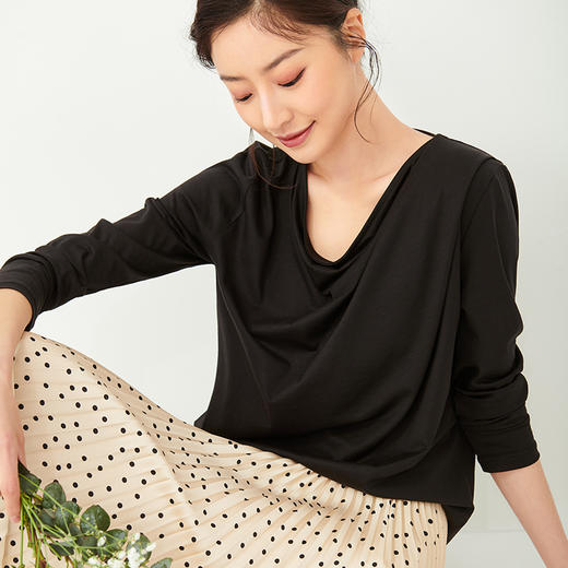 IN AND ON 原创设计感波浪领长袖T恤气质纯色短款上衣21305
 商品图4