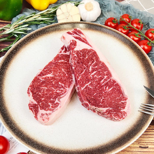 【新年礼盒套餐三： 新春尊享丰年礼盒】 2.5斤装——谷饲安格斯板腱牛排 3片+阿根廷谷饲西冷牛排 2片+澳洲谷饲眼肉牛排 2片+美国牛小排1片 送海盐黑胡椒1瓶+新年贺卡 商品图5