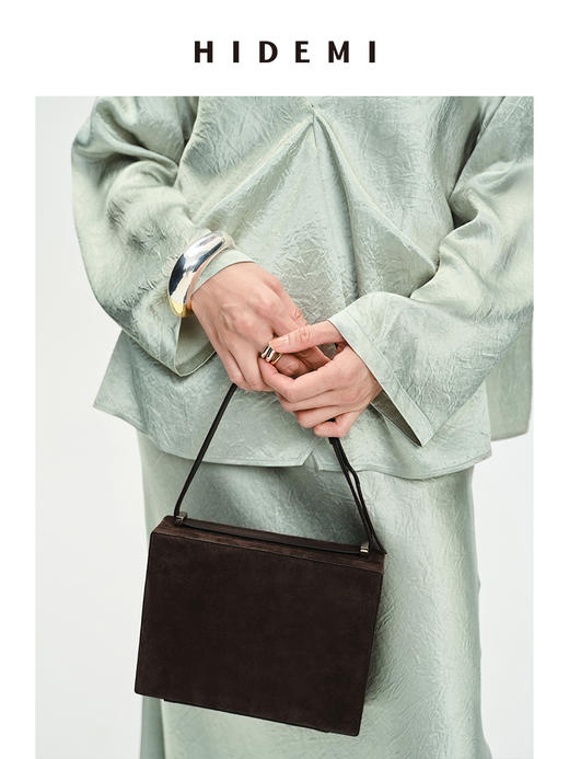 HIDEMI 经典进⼝麂⽪可拆卸双肩带box⾖腐包中号/附送金属可拆卸包链
棕⾊/雾紫⾊ 商品图10