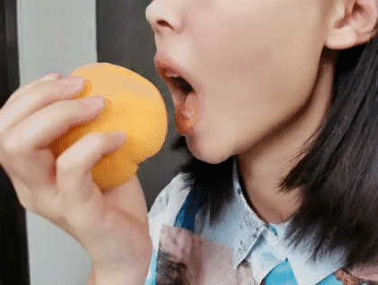  可脆可软的蒙阴黄桃上市啦，满口清冽甘甜、味美多汁，让人“桃”醉其中无法自拔~ 