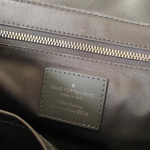 夏季特惠💰850 原单LV VOYAGER 小号邮差包M40511以经典学院风格为设计灵感 商品图7