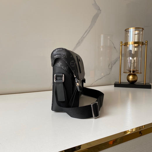 夏季特惠💰850 原单LV VOYAGER 小号邮差包M40511以经典学院风格为设计灵感 商品图2