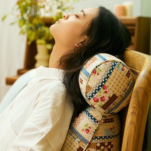 小草莓系列护颈多功能靠枕沙发飘窗抱枕 商品图1