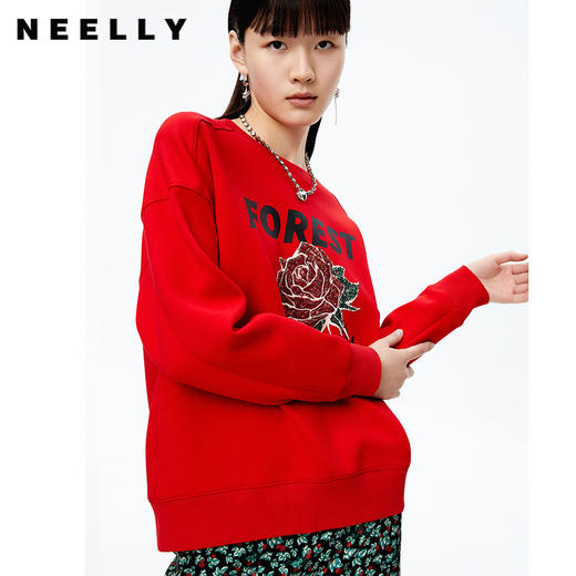 NEELLY纳俪商场同款字母玫瑰亮片卫衣女圆领落肩袖上衣宽松休闲N22082J01080 商品图2
