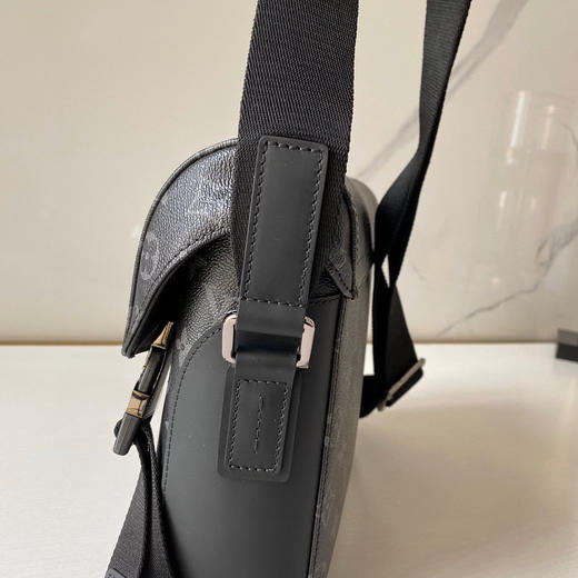 夏季特惠💰850 原单LV VOYAGER 小号邮差包M40511以经典学院风格为设计灵感 商品图5