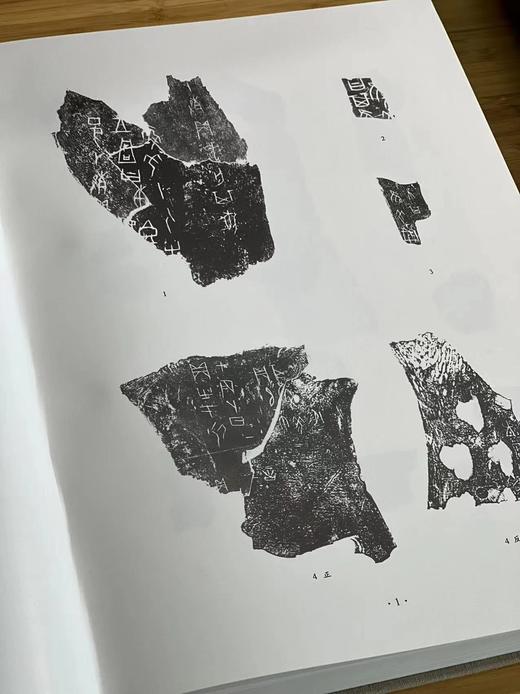 重点推荐：《甲骨文合集补编》，全7册，8开精装函套，一箱装，彭邦炯等编，语文出版社1999年版，定价6000，售价2988元。

《甲骨文合集补编》系中国社会科学院“九五”重点科研课题“甲骨学一百年” 商品图8