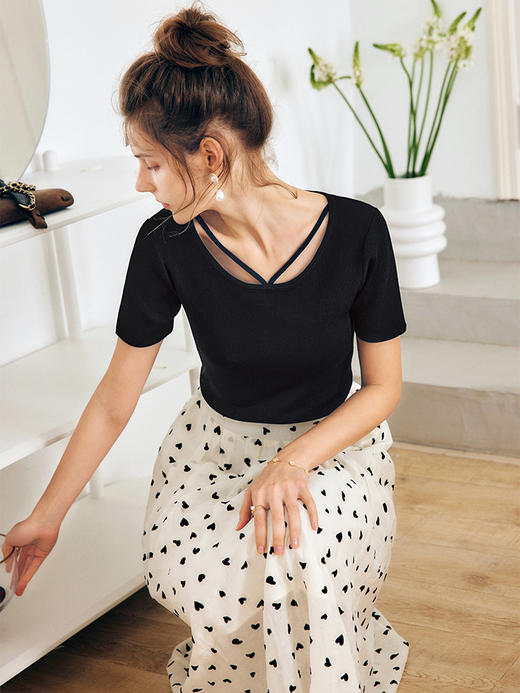 OLrain欧芮儿法式黑色短袖T恤女夏季2022新款修身设计感纯色上衣 商品图3