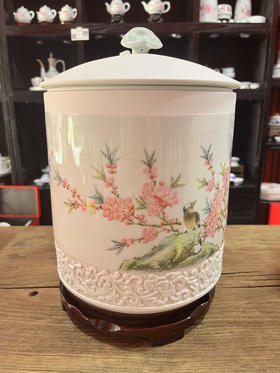 胡晶：粉彩春暖花开茶叶罐