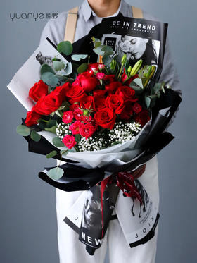 19朵红玫瑰百合花束