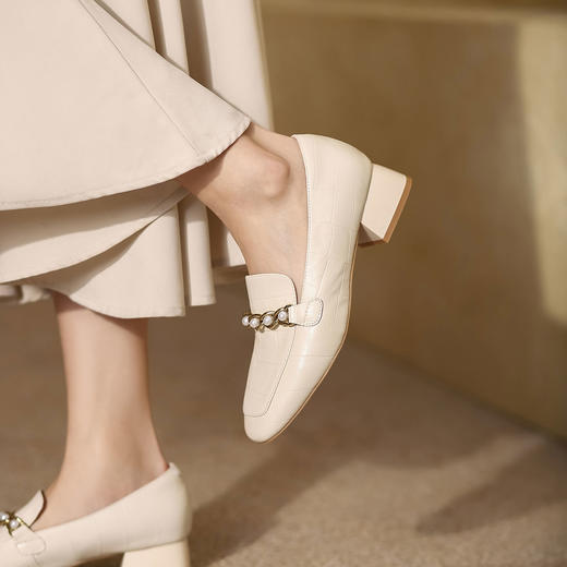 西村名物22秋季新款中粗跟方头单鞋女复古珍珠白搭乐福鞋17731 商品图3