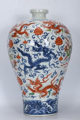 明宣德斗彩九龙纹梅瓶