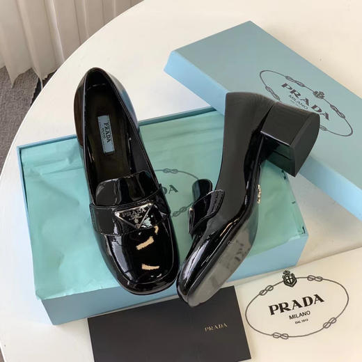 乐福鞋 自己备注尺码跟高度
4.5cm高跟35 36 36.5 37 37.5 38 39
2.5cm平底35 36.5 37 37.5 38 39 40 商品图4