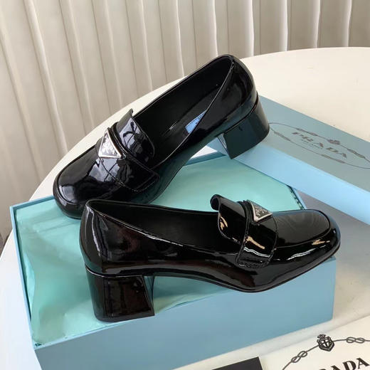 乐福鞋 自己备注尺码跟高度
4.5cm高跟35 36 36.5 37 37.5 38 39
2.5cm平底35 36.5 37 37.5 38 39 40 商品图5