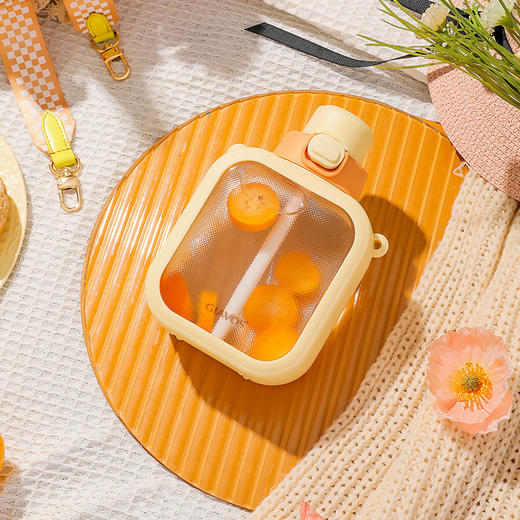 【时尚斜挎水壶】抖音小红书同款小方饼700ml运动水壶 户外便携弹跳盖创意吸管带水杯 商品图1