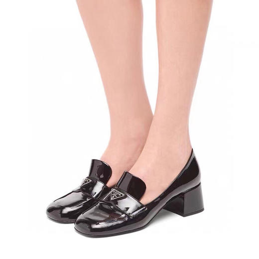 乐福鞋 自己备注尺码跟高度
4.5cm高跟35 36 36.5 37 37.5 38 39
2.5cm平底35 36.5 37 37.5 38 39 40 商品图2