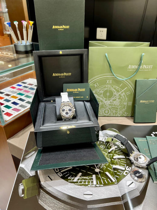 新款AP爱彼Audemars Piguet 皇家橡树中性款多功能计时机械腕表 专柜尺寸41和37mm【圈口】圈口采用进口钻石原装镶嵌手法【把头】表冠采用六边形精钢材质，顶端采用拉丝打磨技术 商品图10