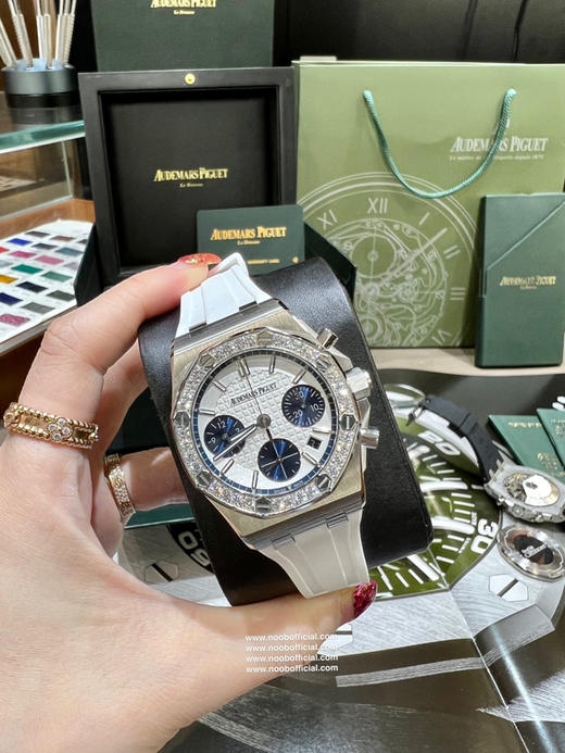 新款AP爱彼Audemars Piguet 皇家橡树中性款多功能计时机械腕表 专柜尺寸41和37mm【圈口】圈口采用进口钻石原装镶嵌手法【把头】表冠采用六边形精钢材质，顶端采用拉丝打磨技术 商品图11