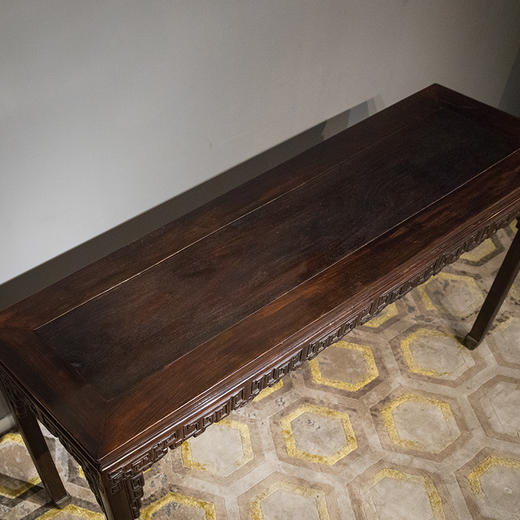 清中期 红木浮雕拐子纹大供案 商品图3