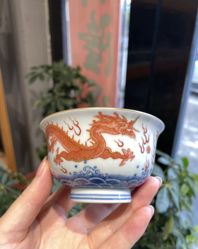 张彩云：内雕刻双龙外矾红双龙杯