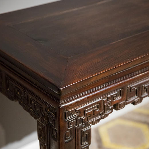 清中期 红木浮雕拐子纹大供案 商品图2