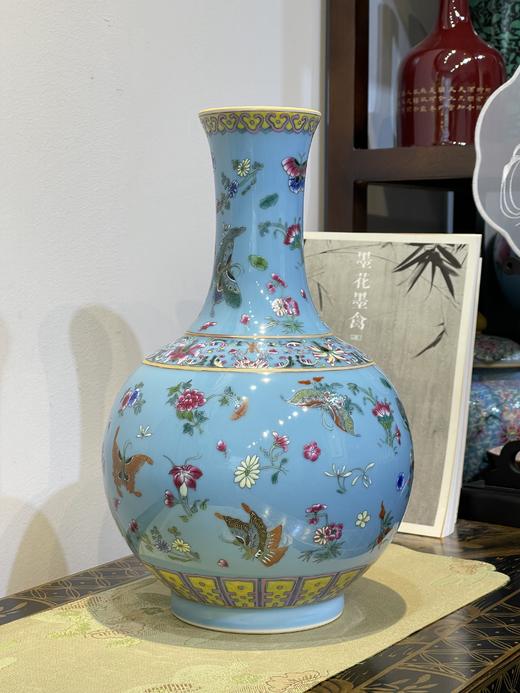 江荣荣：天青釉蝶恋花长颈瓶 商品图0