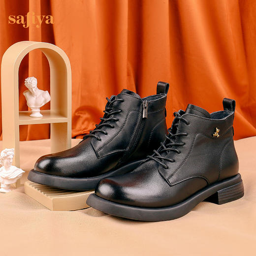 【春节不打烊】Safiya/索菲娅短靴女2022冬季新款学院风奶萌小熊扣饰娃娃圆头瘦瘦靴 SF24116010 商品图4