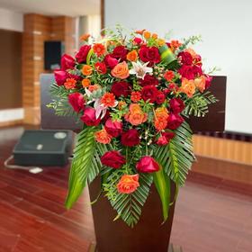 《风有约》红玫瑰混搭讲台花