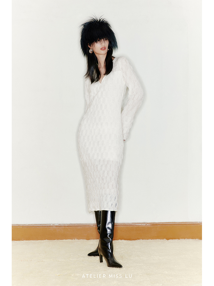 【云朵枕头】凹凸肌理长毛质感V领长款连衣裙/22000050