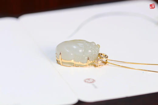 和田玉籽料【貔貅】吊坠   镶嵌 :18k金伴钻 商品图0