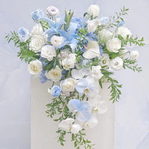 余香-蓝白色系混搭讲台花 商品图2