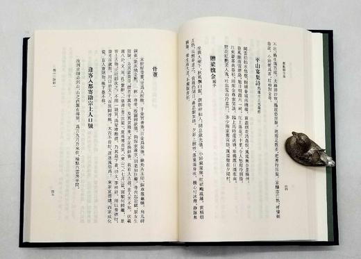 《郑板桥全集》（增订本），全三册，精装，郑燮著，凤凰出版社2018年第一版第二次印刷，定价260，售价130元。

全书分三册，第一册十三卷，依次为诗、词、杂著、文、题画及备考；第二册为研究资料汇编， 商品图6