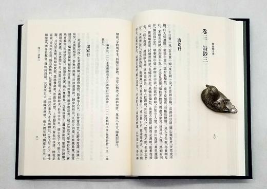 《郑板桥全集》（增订本），全三册，精装，郑燮著，凤凰出版社2018年第一版第二次印刷，定价260，售价130元。

全书分三册，第一册十三卷，依次为诗、词、杂著、文、题画及备考；第二册为研究资料汇编， 商品图8