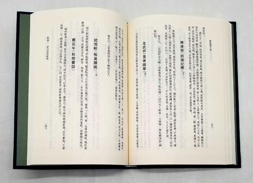 《郑板桥全集》（增订本），全三册，精装，郑燮著，凤凰出版社2018年第一版第二次印刷，定价260，售价130元。

全书分三册，第一册十三卷，依次为诗、词、杂著、文、题画及备考；第二册为研究资料汇编， 商品图10