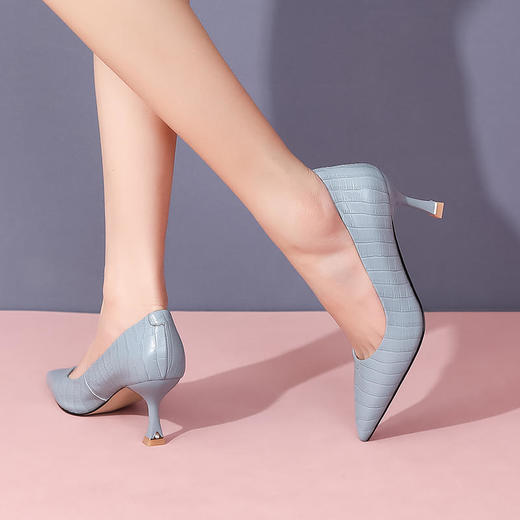 2022新款春季蓝色软皮鱼纹防踢金属尖头细跟高跟鞋女 JZX111-196 商品图1