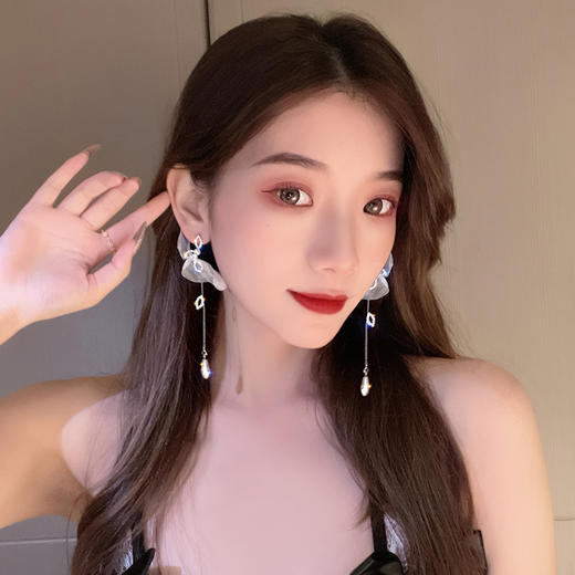 【仙里仙气~度假风耳饰】小仙女气质温柔耳环，女白色气场，蝴蝶布艺花朵耳坠 商品图1