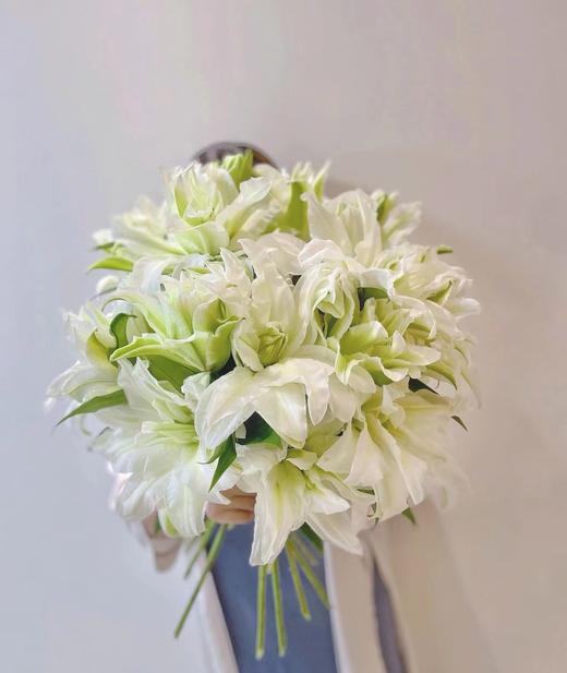 艾莎重瓣百合【山野千里，你是微风中的欢喜】简小姐精选白绿复色重瓣百合 艾莎10+2花头（防花损）2束包邮 下单5天发货 商品图1